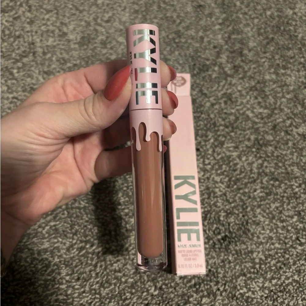 Kylie Cosmetics Matte Liquid Lipstick - Built To Last - Picture 3 of 4